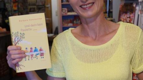Buchhändlerin Heike Finger mit dem Roman „Und dann kam Paulette“, der sie inspirierte. 
