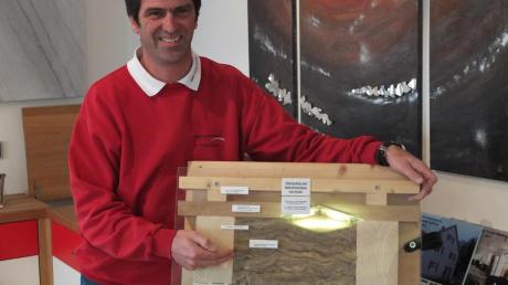 Robert Ringenberger, Zimmerermeister und Chef der Firma Holzbau Ringenberger in Merching, zeigt das Schema eines Dachaufbaus.  
