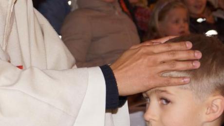 Der Kinderchor der Kommunionkinder machte seine Sache während der Segnung so gut, dass Pfarrer Xavier vorschlug, einen eigenen Kinderchor zu gründen. 
