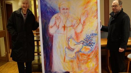 Die Grafikerin Brigitte Karcher gestaltete das Bild von Papst Johannes XXIII. Kirchenverwaltungsrat Leonhard Erhard war bei der Übergabe dabei. 
