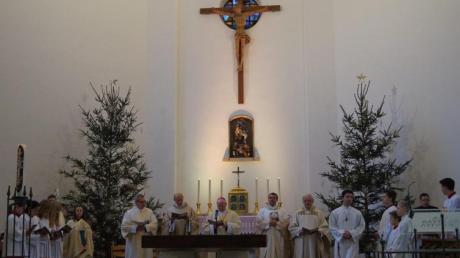 Nach der Renovierung der Kirche Mariä Himmelfahrt in Mering-St. Afra wurde gestern der Altar geweiht. 
