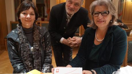 Brigitte Meyer (rechts) spendete 3500 Euro an das Palliativteam. Das Spendengeld in Empfang nahmen Caritas-Geschäftsführer Andreas Reimann und Christine Neukäufer, die Koordinatorin der Aichacher Hospizgruppe. 

