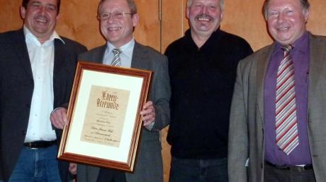 Der jetzige Vorsitzende des SV Ried, Josef Kölnsperger (links) überreichte seinem Vorgänger Vorstand Johann Weiß (neben ihm) die Ernennungsurkunde im Beisein von Raimund Pohl und Franz Rieger, den weiteren Vorsitzenden.