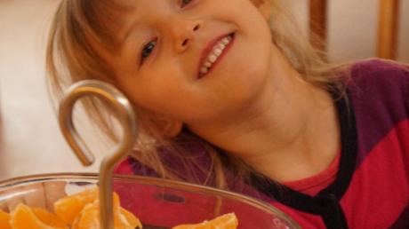 Die kleine Lea liebt leckere Obststückchen. Und im Kindergarten bekommt sie diese auch. 