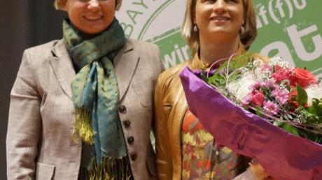 Kreisbäuerin Stephanie Kopold-Keis (links) begrüßte Verena Bentele als Rednerin beim Landfrauentag in der Friedberger Stadthalle.  
Foto: Heike John