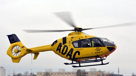 Mit dem Rettungshubschrauber ist eine verletzte Autofahrerin ins Augsburger Klinikum geflogen worden. 