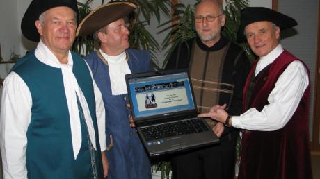 Sie stellen den neuen Internetauftritt der Friedberger Tänzelleyt vor: (von links) Otto Müller, Frank Schaarschmid, Dieter Trautwein, der die Website erstellte, und Bernd Streble. 
