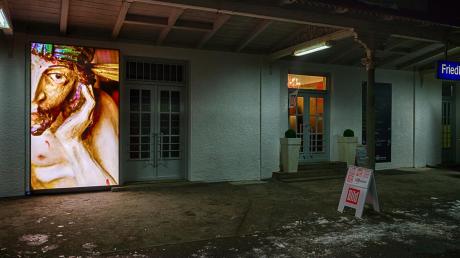 Eine Friedberger Ikone gesellt sich unter die Wartenden am Bahnhof: das „Ruhherrle“ in einer Lichtinstallation von Elisabeth Brockmann.  
