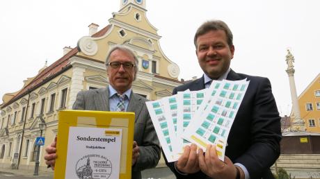 Bürgermeister Peter Bergmair stellte den Sonderstempel und die Briefmarken zum Friedberger Stadtjubiläum vor, die Gerald Ziehfreund angeregt hatte.