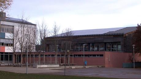 Die Bürgersolaranlage liegt auf mehreren Dächern: Unter anderem auf denen der im Bild zu sehenden Verbandsschule und Turnhalle. Eine weitere Anlage wurde auf dem Dach des Bauhofs angebracht.  
