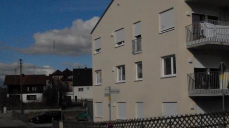 Das Achtfamilienhaus an der Kissinger Bachernstraße ist inzwischen fertig. Auf dem Grundstück dahinter (links) sollte ein ähnliches Objekt entstehen, das jetzt aber der Gemeinderat verhindern will. 