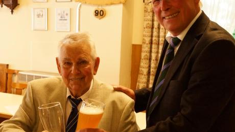 Sonst kommt er zum Gratulieren, diesmal hatte er selbst 65. Geburtstag: Merchings Bürgermeister Martin Walch (rechts).