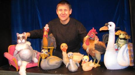 Mit seinen selbst gebauten Puppen begeisterte der Puppenspieler Sven Tömösy-Moussong die Kinder der Luitpoldschule Mering. 