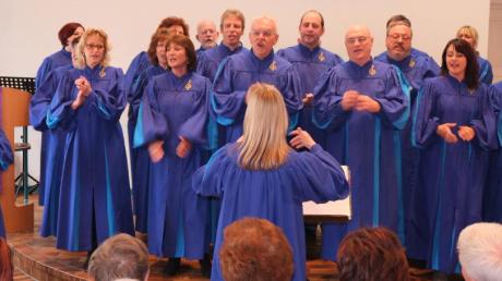 Der Wilson Gospel Choir aus Roth präsentierte Gospels, wie sie in Amerika gesungen werden. Dirigentin Angelika Wießmeier überzeugte die Zuhörer, dass sie auch eine kräftige Solostimme hat. 
