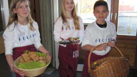 Mit leckeren Snacks und Getränken bewirteten Feliks-Schüler die Wartenden beim Elternsprechabend in der Merchinger Mittelschule. 
