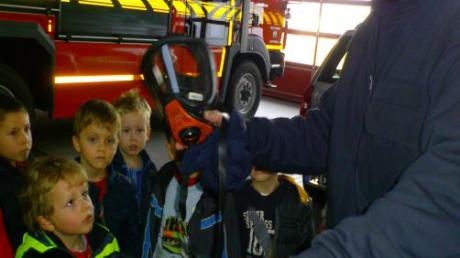 Eifrig hörten die Kinder des Kinderhauses Mering Dietmar Wasserburger von der Meringer Feuerwehr zu. 
