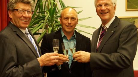 Glück zum Neubeginn wünschen die zwei scheidenden Politiker Anton Drexl (links) und Christian Knauer (rechts) dem neuen Rieder Bürgermeister  Erwin Gerstlacher.