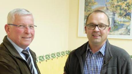 Bürgermeister Martin Walch (rechts) gratuliert Ortssprecher Reinhard Helfer zur Wiederwahl. 