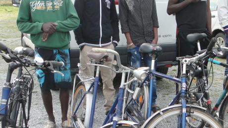 Die Asylbewerber aus dem Senegal freuen sich über ihre Fahrräder, die für sie wieder flottgemacht wurden. 
