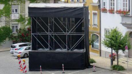 Die erste Bühne für die Festwoche zum Stadtjubiläum ist bereits aufgebaut. Von heute an ist der Marienplatz für den Verkehr gesperrt.  
