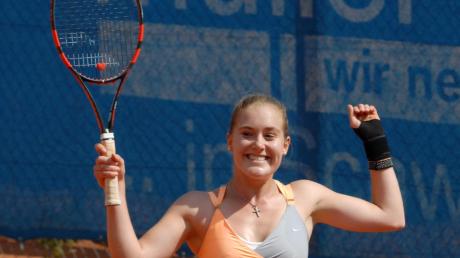 Sie freute sich riesig über ihren Überraschungssieg im Finale der U21: Maria Schneider vom TC Schwaben Augsburg.
