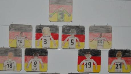 Den Erlös des Gesamtkunstwerkes erhält das Friedberger Kinderheim. Ein paar Kinder haben die Fußball-Nationalmannschaft auf Bierdeckel gebracht. 
