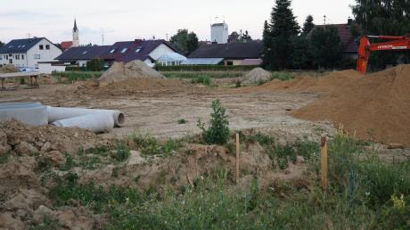 Die Erschließungsarbeiten für das Neubaugebiet am Buchenweg in Ried haben bereits begonnen.