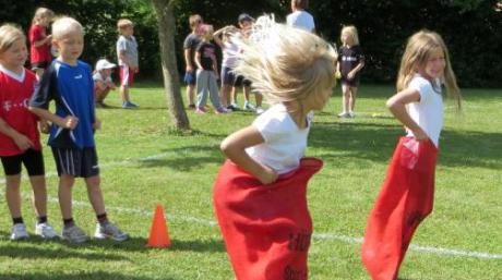 Mit Vorschulkindern machte das Sackhüpfen beim Sportfest der Grundschule Ried doppelt Spaß.  
