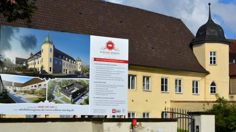Auf die Vermarktung des Meringer Schlosses weist jetzt ein riesiges Bauschild an der Bouttevillestraße hin.