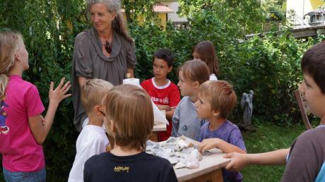 Im Garten von Ulrike Hahn gestalteten die Kinder des Merchinger Ferienprogramms Kraftsteine aus Speckstein. 
