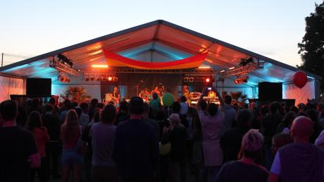 Eine stimmungsvolle Kulisse bot die Open-air-Bühne den Besuchern des Reggae-Festivals in Wulfertshausen. 
