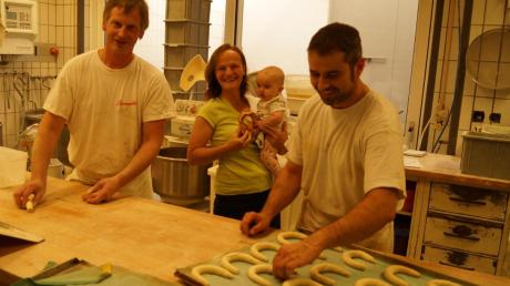 Die neuen Bäcker Hubert Brennnessel (links) sowie Robert Schifferer und Sabine Schifferer samt Töchterchen sind begeistert.  
