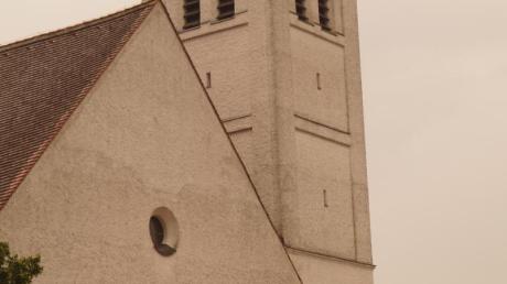 Der Riss im Putz hinter dem Marienaltar ist nur noch ein kosmetisches Problem. Die substanzerhaltenden Maßnahmen sind laut Architekt Stephan Bauer nun abgeschlossen (links). 1938 wurde die kleine romanische Kirche durch einen weitaus größeren Bau ersetzt. 
