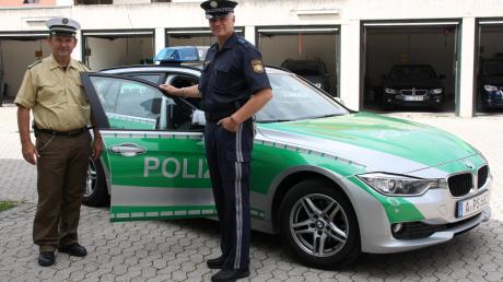 Test der neuen Polizeiuniformen: Polizeichef Max Baumann in grün und Polizeihauptmeister Karl Ortler in blau.