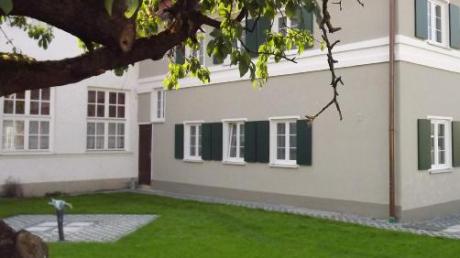 Der Gebäudekomplex von alter Schule und Feuerhaus in Derching soll zum Bürgerhaus umgebaut werden. 