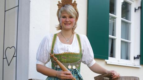 Die Waldprinzessin Stefanie Wecker in ihrer Amtskleidung vor dem elterlichen Anwesen in Merching 