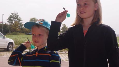 Der sechsjährige David und die zehnjährige Anna hatten Spaß an der Dartstation des Sommerferienprogramms in Ried. 
