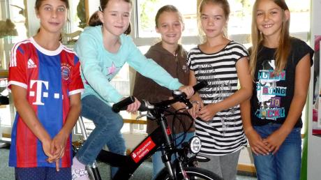 Mit dem Fahrradsimulator macht den Schülerinnen der Klasse 4c die Vorbereitung auf den Fahrradführerschein noch mehr Spaß. 
