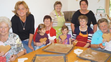 Ein gutes Bäckerinnenteam waren die Kleinen im Kinderhaus Ried.  

