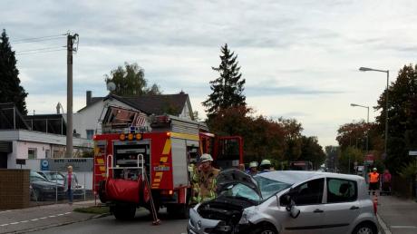 Recht spät seien Feuerwehr und vor allem die Polizei angerückt zu diesem Unfall auf der B2 in Friedberg-West, sagen Anwohner und Ersthelfer. 