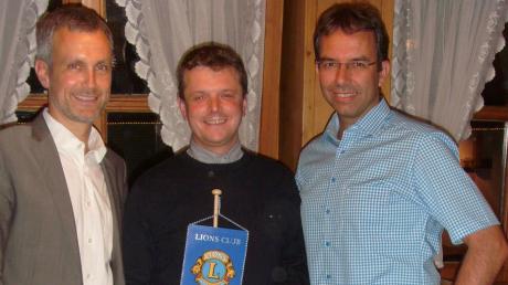 Club-Sekretär Johannes Bauer (rechts)und Präsident Willi Weißgerber (Mitte) begrüßten Bürgermeister Roland Eichmann beim Lions Club Friedberg.  
