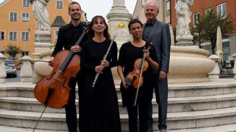 Tobias Lutz, Verena Höß, Moni Blunier und Roland Plomer (von links) geben mit Herbert Hübner (nicht im Bild) ein Konzert in Friedberg. 
