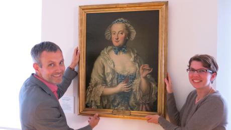 Bürgermeister Roland Eichmann und Museumsleiterin Alice Arnold-Becker freuen sich über Kürfürstin Maria Anna Sophie von Bayern, die als Gemälde Einzug gehalten hat im Friedberger Schloss.