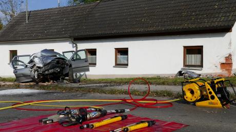 Mit der Beifahrerseite krachte dieser Golf ins Hauseck des Feuerwehrhauses Steinach – mit tödlichen Folgen für die Beifahrerin. 
