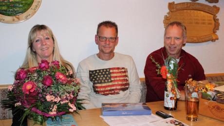 Beim Nachtreffen der Ferienprogrammaktiven verabschiedeten hier die neuen Jugendbeauftragten Monika Scheibenbogen und Bernd Waitzmann ihren Vorgänger Edi Lutz.  

