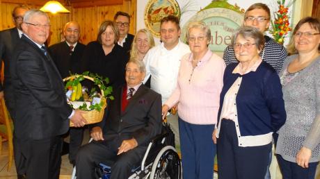 Franz Huber feierte seinen 90. Geburtstag mit seinen Kindern, Enkeln und zahlreichen anderen Gästen. Bürgermeister Martin Walch gratulierte im Namen der Gemeinde. 
