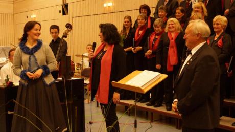 Die Neue und der scheidende Chorleiter: Regina Pfeiffer (links) mit der Vorsitzenden Sylvia Eisner (Bildmitte) beim Abschiedskonzert für Walter Denscherz (rechts). 
