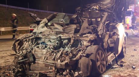 Schwerst verletzt wurde ein Autofahrer bei einem Unfall auf der A8 bei Dasing. Sein Auto fing Feuer. 
