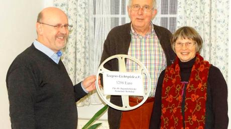 Die „Seegras-Lichtspiele“ sind aufgelöst. Bürgermeister Paul Wecker (links) nahm von Helga und Bernd Privert die Spende für das Steindorfer Ferienprogramm gerne entgegen. 
