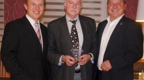 Vorsitzender Florian A. Mayer nahm die Ehrung von Manfred Drexl mit Georg Resch vor (von links). 
